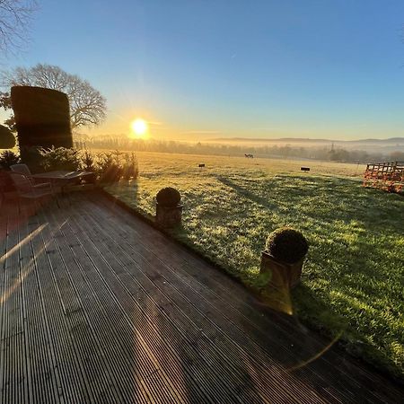 Stunning Cabin With Incredible Views Near Goodwood Rogate Exterior foto