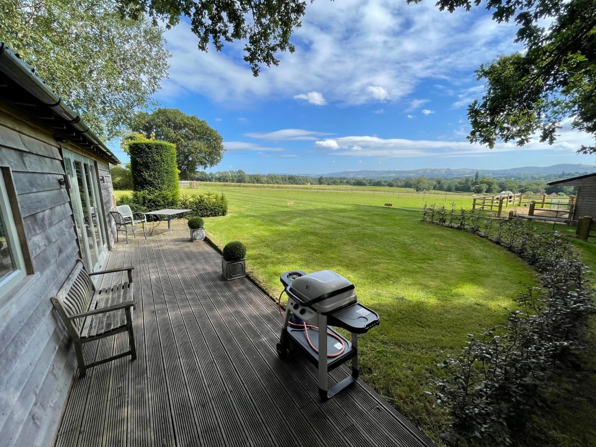 Stunning Cabin With Incredible Views Near Goodwood Rogate Exterior foto